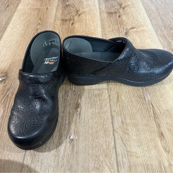 Dansko XP 2.0 Women’s Black Floral Tooled Clog Size 40 (EU), 9.5-10 (US) GUC - Picture 2 of 12